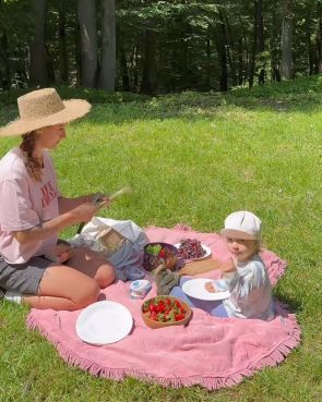 Aďa s deťmi na pikniku